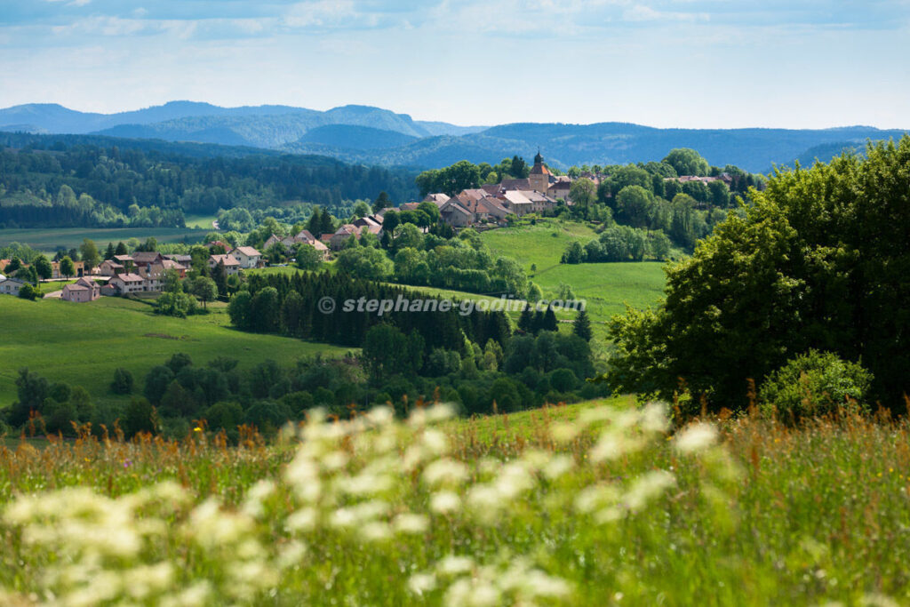 découvrez nozeroy, un charmant village français situé dans le jura, réputé pour sa beauté naturelle, son patrimoine historique et ses activités de plein air. idéal pour une escapade authentique en pleine nature.