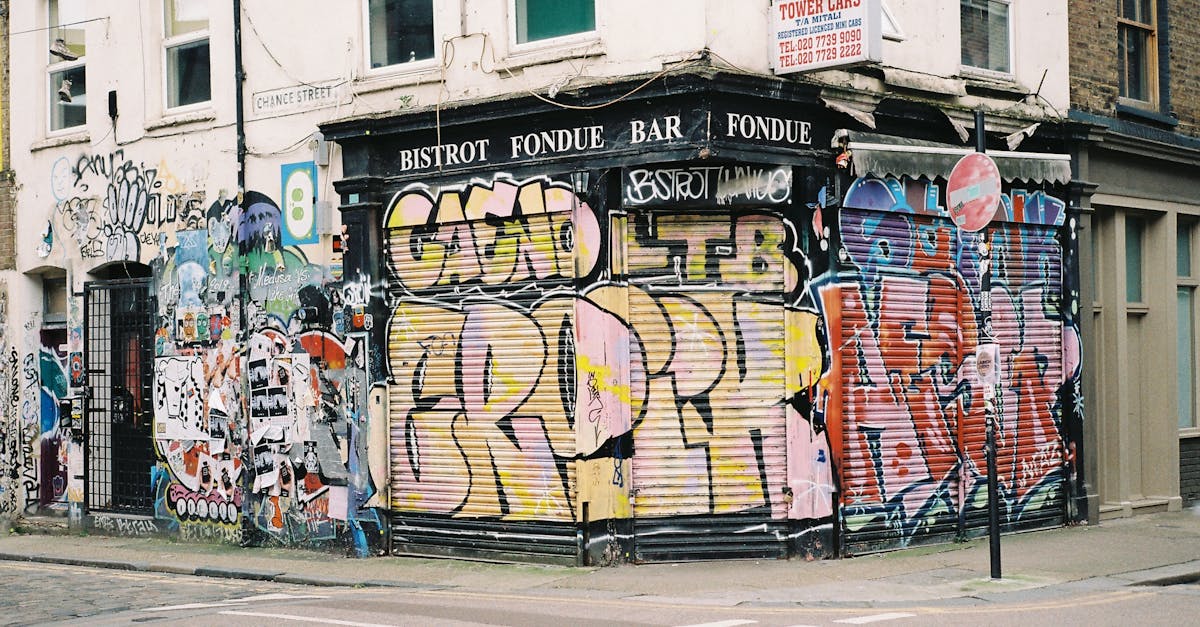 اكتشف فن الفوندو، وهو طبق دافئ وودود يجمع بين الجبن الذائب والنكهات الرائعة. مثالي لأمسياتك مع الأصدقاء أو العائلة، استمتع بكل قضمة مصحوبة بالخبز المقرمش وأجواء احتفالية.