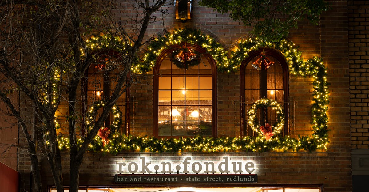 اكتشف فن الفوندو، وهو طبق دافئ وودود يتضمن غمس قطع الخبز في خليط من الجبن المذاب. يعد الفوندو مثاليًا لأمسياتك مع الأصدقاء أو العائلة، فهو بمثابة متعة لتذوق الطعام وتجربة للمشاركة. استكشف الوصفات والاختلافات المختلفة لإعادة ابتكار هذا الطبق السويسري الكلاسيكي!