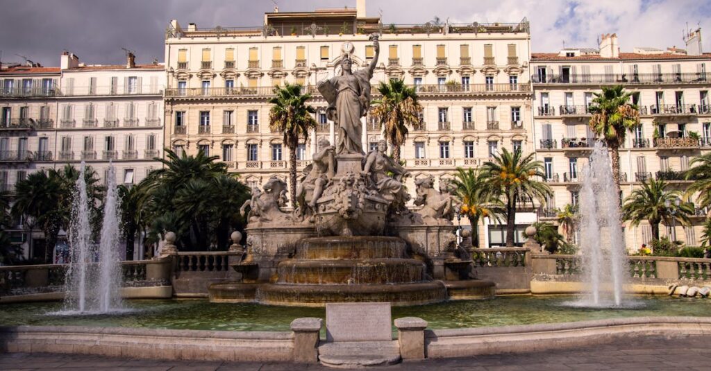 découvrez la place de la liberté, un lieu emblématique où l'histoire et la culture se rencontrent. admirez son architecture fascinante et profitez des événements et activités animant cet espace dynamique au cœur de la ville.